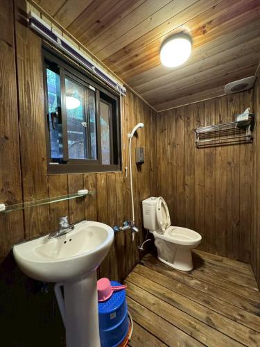 a bathroom with a sink and a toilet at Mo Huai Su-桃園市民宿085號 in Hualing
