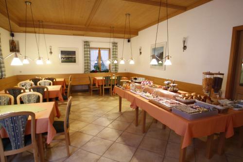 Hotel-Cafe Hanfstingl tesisinde bir restoran veya yemek mekanı