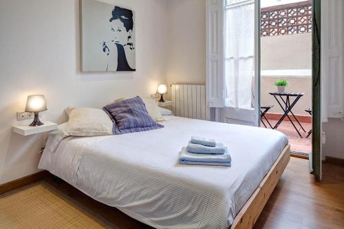 ein Schlafzimmer mit einem großen Bett mit Handtüchern darauf in der Unterkunft Habitat Apartments Bruc Terrace in Barcelona