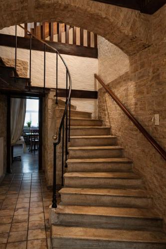 una scala in un edificio con un muro di pietra di Relais de Bèze a Bèze