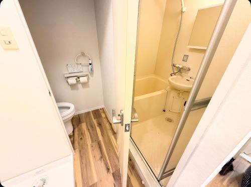 a small bathroom with a shower and a toilet at コージー久が原トイレお風呂共用鍵付き個室 in Tokyo