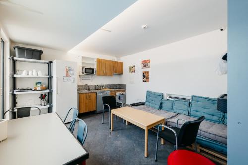 Kuchyň nebo kuchyňský kout v ubytování Nut Hostel