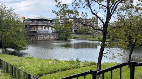 2号房 閑静な住宅街でご宿泊ください 天神博多巨蛋に直行するバスがあります