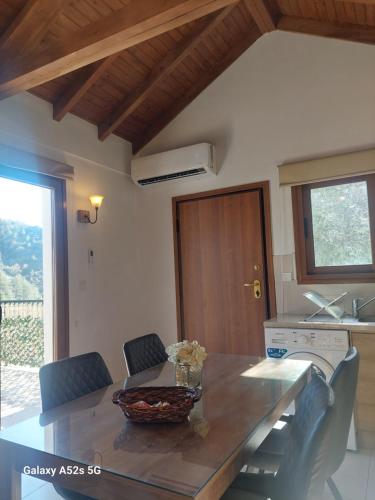a kitchen with a table with chairs and a counter top at Love Holiday Suite 2 in Tris Elies