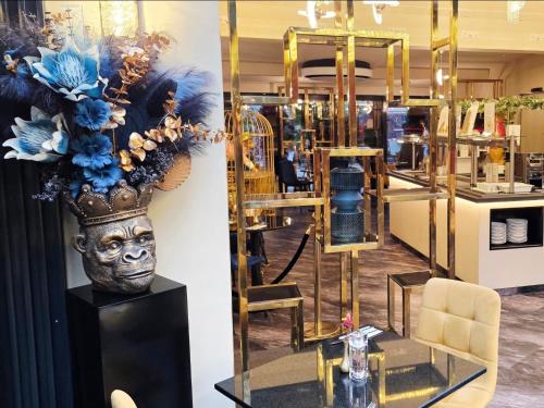 a store with a vase with a mask on the wall at Boutique Hotel am Bodensee in Friedrichshafen