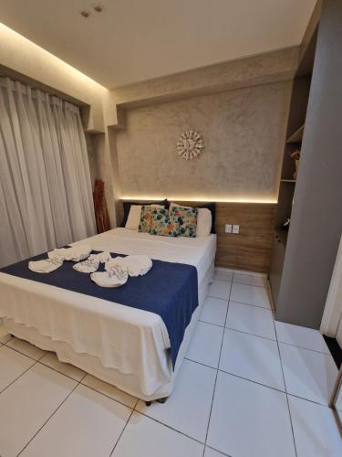 a bedroom with a bed with towels on it at Mana Beach Resort Muro Alto - vista piscina fantastico -e Makia beach in Porto De Galinhas