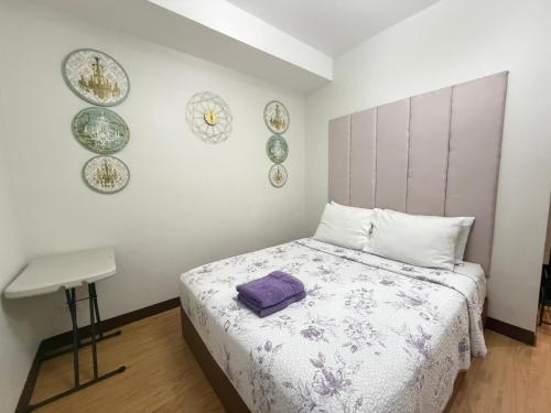 a bedroom with a bed and plates on the wall at Compact Studio Unit At Mesaverte Residences in Pontud