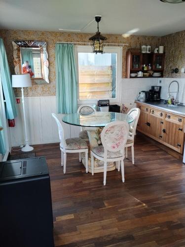a kitchen with a dining room table and chairs at Mooiste Stekkie in Zeyen