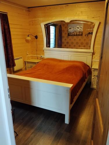a bedroom with a large bed in a cabin at Mooiste Stekkie in Zeyen