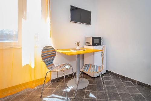 Studio Apartment Alina with Sea View