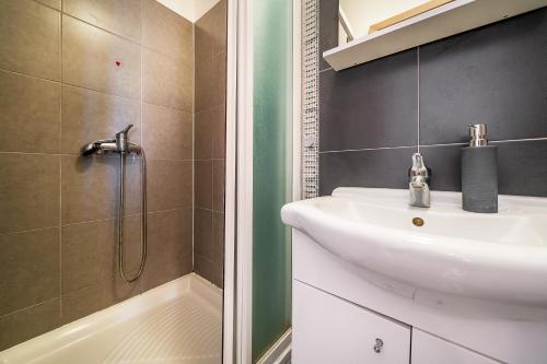 Studio Apartment Alina with Sea View