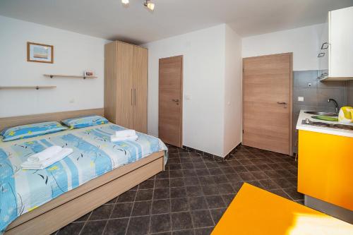 Studio Apartment Alina with Sea View