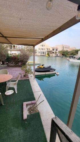 Bazén v ubytování FLOATING HOUSe nebo v jeho okolí