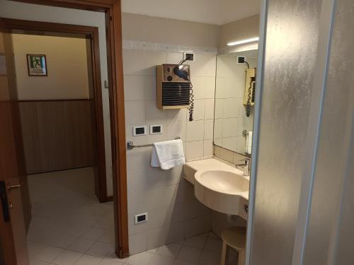 a small bathroom with a sink and a mirror at Affittacamere San Cristoforo Faenza in Faenza