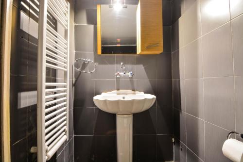 a bathroom with a sink and a mirror at Casa di Fiamengo in Ano Trikala