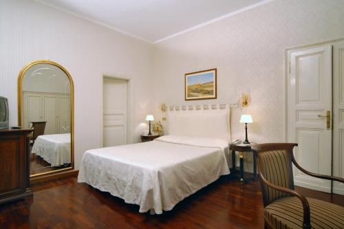 Postel nebo postele na pokoji v ubytování Hotel Villa Aricia