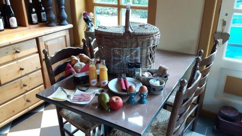 einen Tisch mit Essen in der Küche in der Unterkunft Recreatiepark Wiringherlant in Hippolytushoef