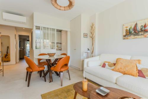 Bright A-C apartment with sea view - Antibes
