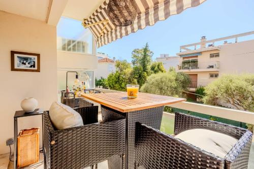 Bright A-C apartment with sea view - Antibes