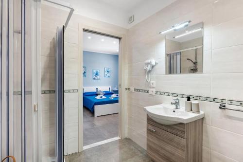 a bathroom with a sink and a shower at La Fiesta House in Capaccio-Paestum