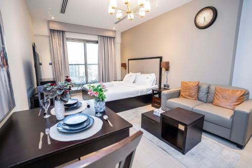Elite Haven, Elegant Escape in Dubai - Free Pool