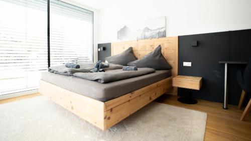 a bed with two teddy bears on it in a room at Großzügige Gartenwohnung mit Bergblick in Fritzens