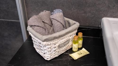 a basket of towels on a counter in a bathroom at Großzügige Gartenwohnung mit Bergblick in Fritzens