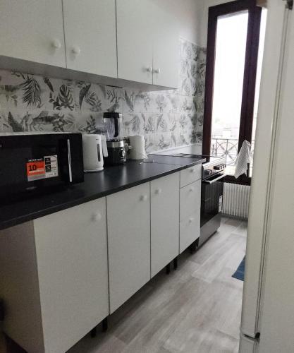 Kuchyň nebo kuchyňský kout v ubytování Stylish single room