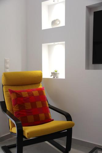 "RedSofa" Cozy 2BD Apartment in Thissio-Acropolis