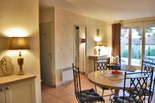 a kitchen and dining room with a table and chairs at Cyprès du Paradis à Gordes in Gordes