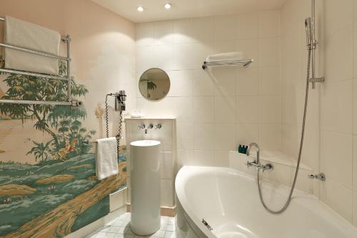 ห้องน้ำของ Hotel du Petit Moulin