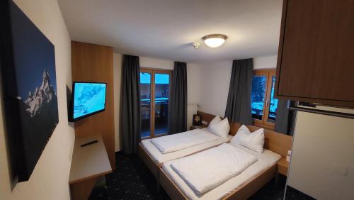 En eller flere senge i et værelse på Hotel Stülzis