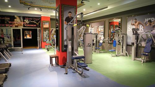 una palestra con diversi tapis roulant in una stanza di Meyra Palace a Ankara