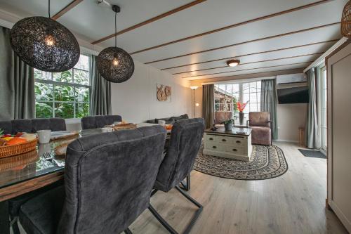 a dining room with a table and chairs at 42, Cottage - Oisterwijk - Nature in Oisterwijk