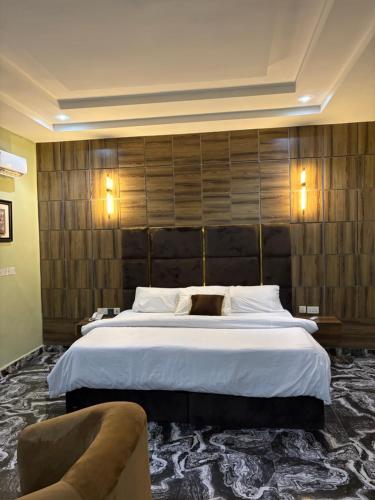 a hotel room with a large bed and a couch at Ja'oak Hotel and Suite in Mama