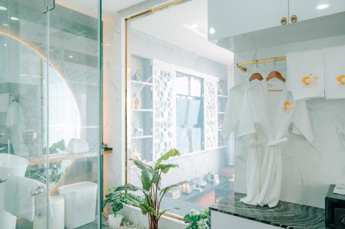 a dressing room with a window and a display case at Madusea Grand Villa มาดูซี แกรนด์ วิลล่า in Ko Larn