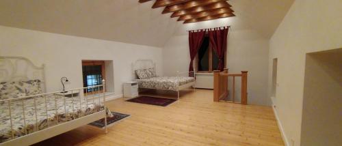 ein Zimmer mit zwei Betten und einem Stuhl in der Unterkunft Schlockenbeck in Milzkalne