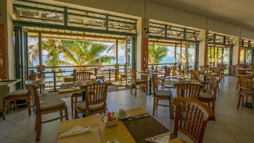 En restaurant eller et andet spisested på Le Peninsula Bay Beach Resort & Spa