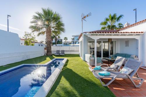 Villa near the ocean with private pool and garage
