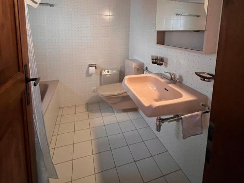 ein weißes Badezimmer mit Waschbecken und Toilette in der Unterkunft Brilago 4 in Brissago