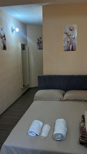 sypialnia z łóżkiem i dwoma ręcznikami na nim w obiekcie Zen Point w Erywaniu