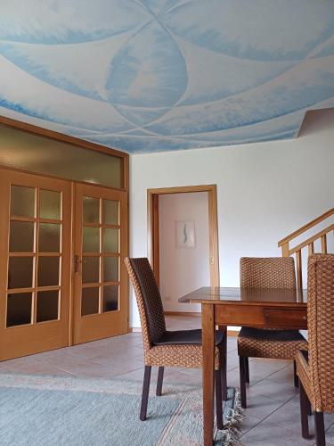 a dining room with a table and chairs and a ceiling at Villa Cares - Pension mit Tischtennis in Cares