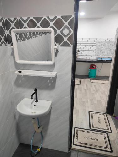 a bathroom with a sink and a mirror on the wall at Akiera Homestay #MELAYU ONLY in Pelabuhan Kelang