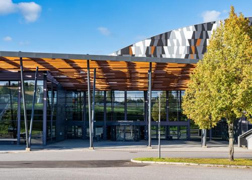 un immeuble de bureaux avec une grande façade vitrée dans l'établissement X Hotel, à Skjetten