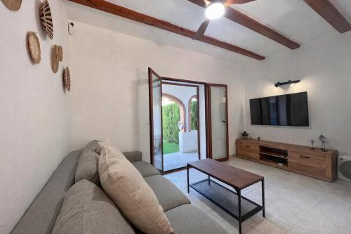 La casita de Toni en las Rotas Denia con jardín y piscina