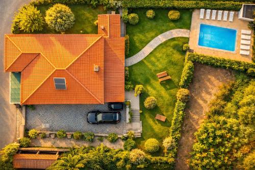 an overhead view of a house with an orange roof at Casa Antigo Alambique in Santa Cruz do Lima