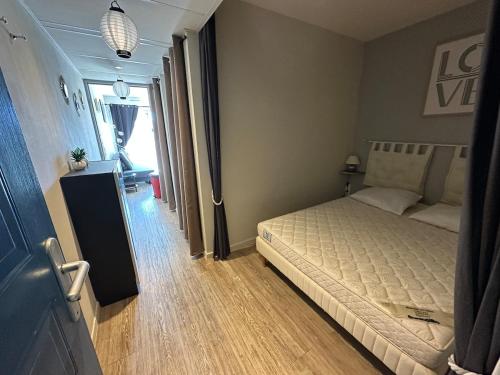 Studio avec terrasse, piscine, accès direct plage