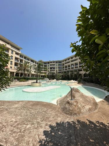 Studio avec terrasse, piscine, accès direct plage