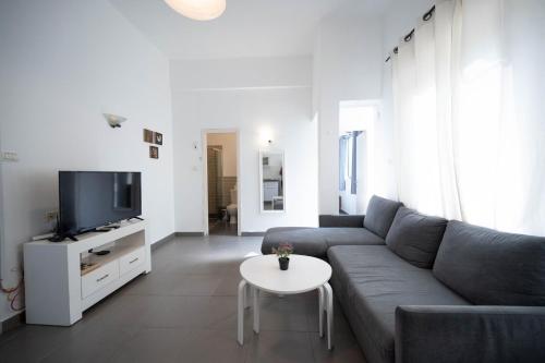 HaYarkon Seaside - - 1 Bedroom & Balcony By Vacay
