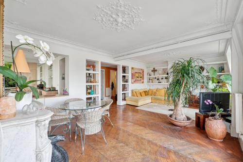 Grand Appartement Haussmannien au Cœur de Paris